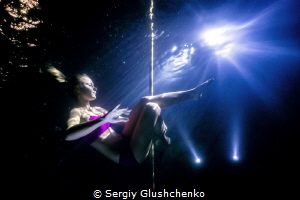 Underwater pole-dancing by Sergiy Glushchenko 